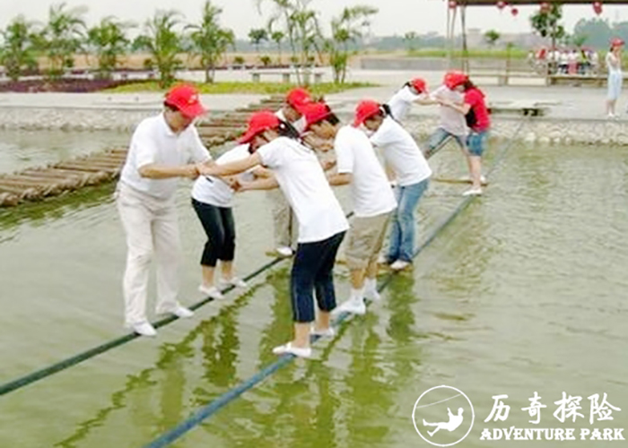 峡谷水上探险水上通关游乐水上闯关拓展水上相依为命训练器材