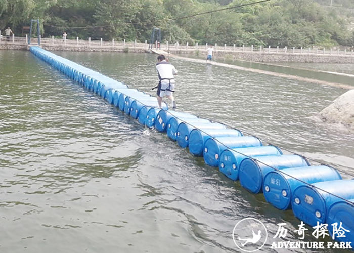 水上探险 水上乐园  通关游乐  水上闯关  拓展挑战桶  上飞水上浮桶圆桶训练器材