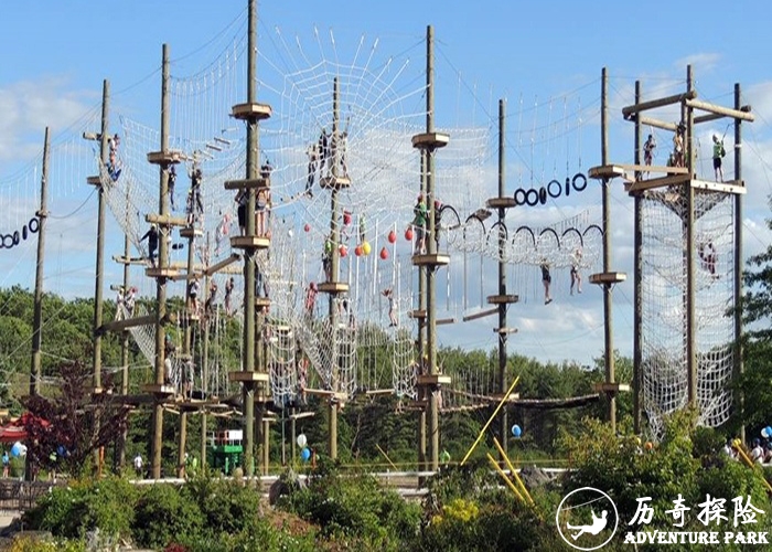 高空钢木立柱网阵器材 景区营地场地游乐设备 空中闯关拓展器械厂家历奇探险