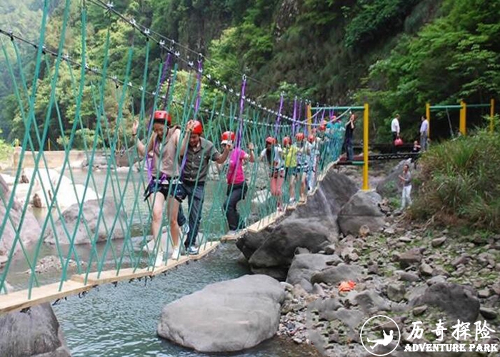 峡谷水上闯关拓展水上滑索溜索沼泽跳跃悬索桥象棋桥水上大冲关