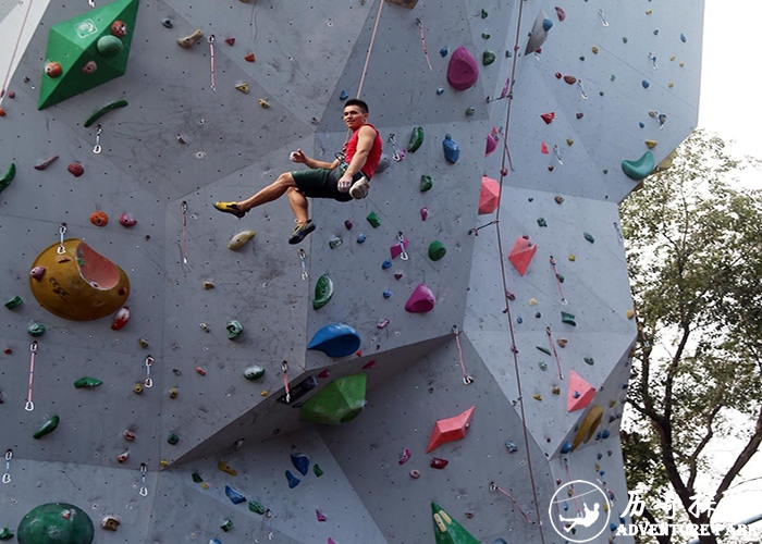 攀岩 攀爬墙 自然岩壁攀岩设备游乐园历奇探险专业定制